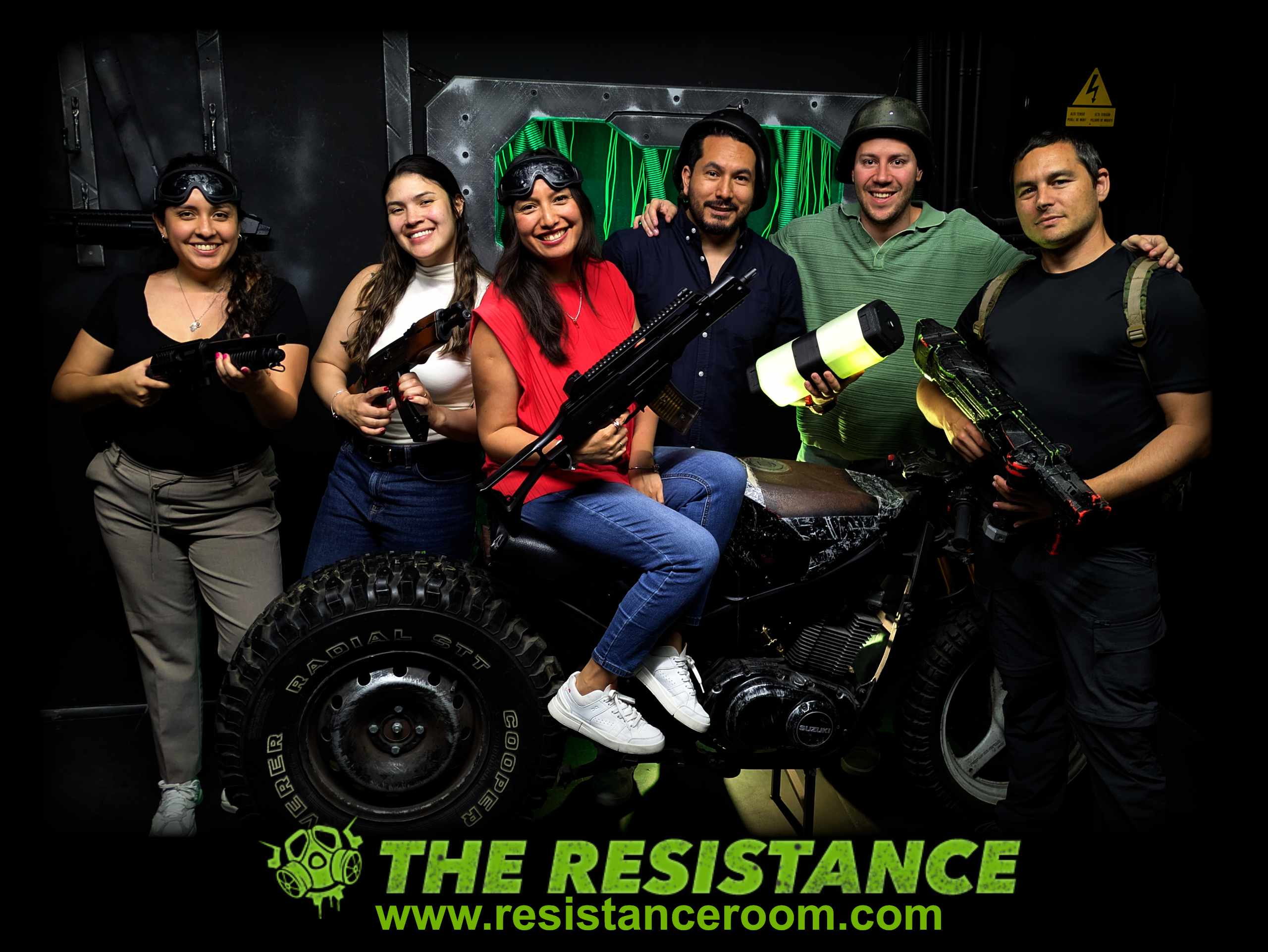 Grupo posando tras completar la sala Lanzadera Alien en Barcelona